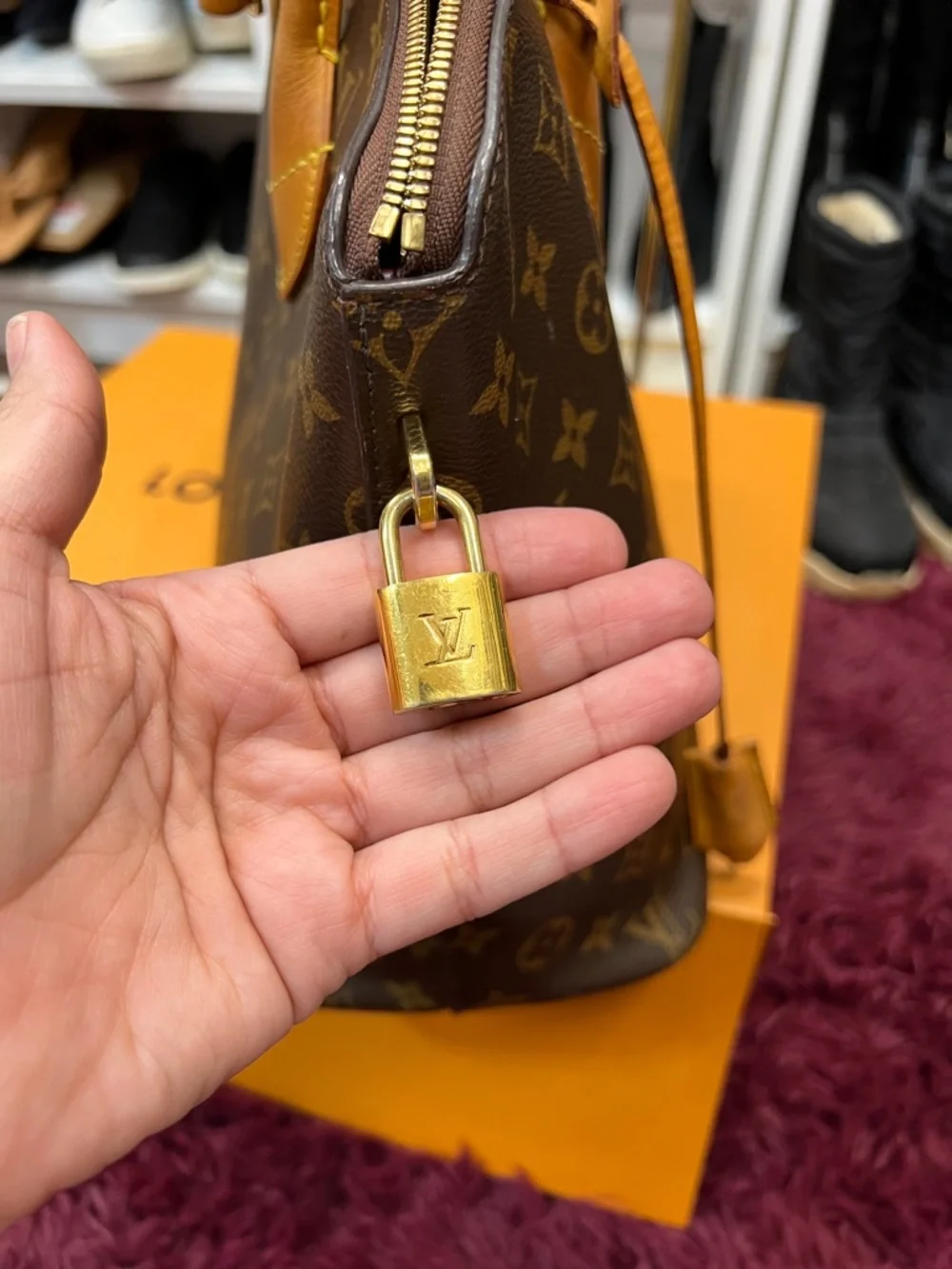 ๐ฅ๐ฅ Louis Vuitton Lockit Bag with leather interior and COA - Picture 9 of 17